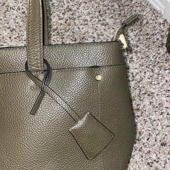 🦋Olive green spacious handbag with gold detailing! - Picture 2 of 12